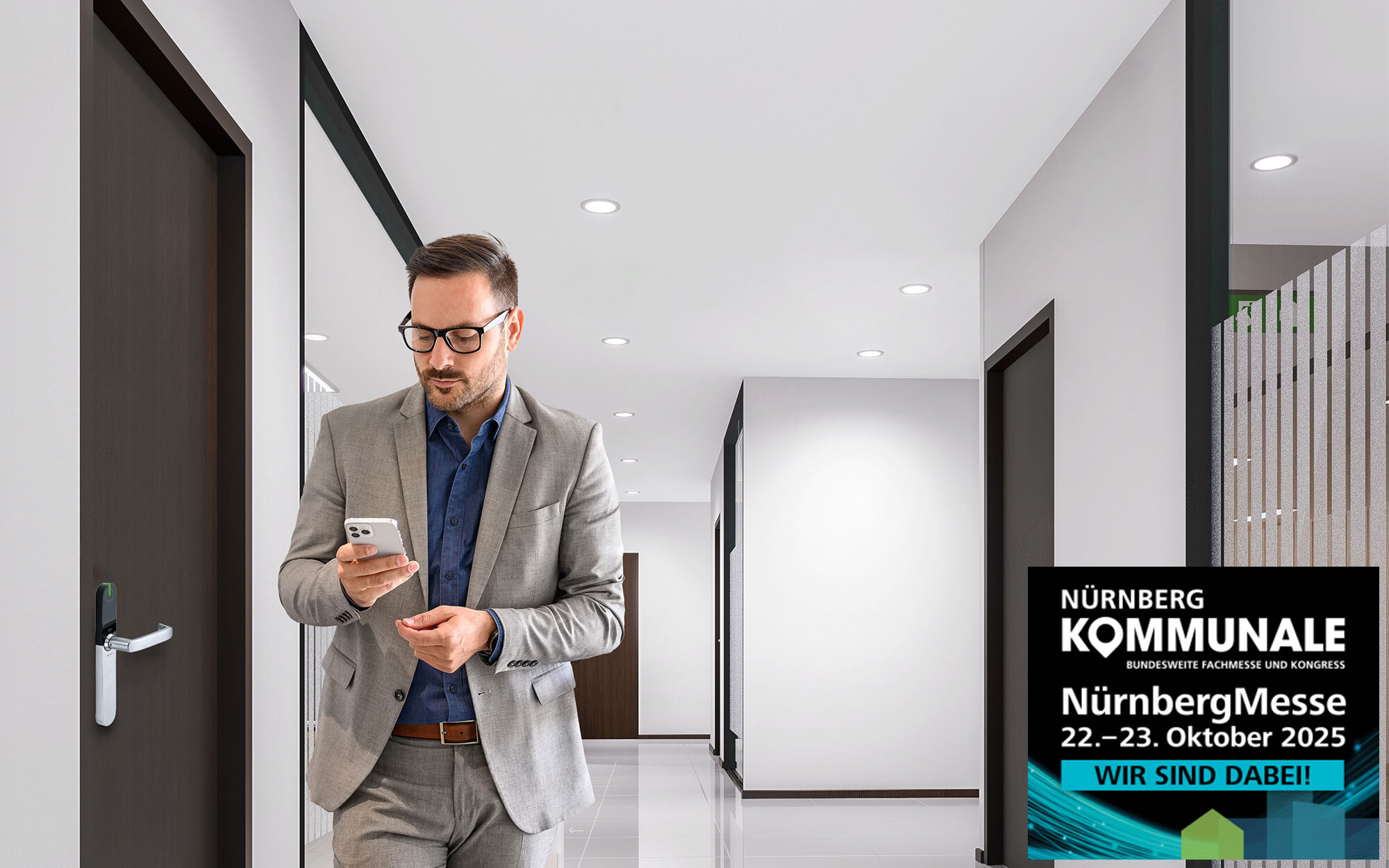 Businessmann im Büro mit Smartphone - Hinweis auf Messe KOMMUNALE 2025