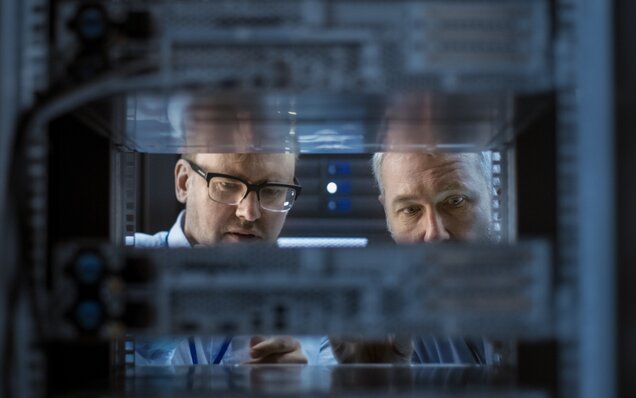 GEMOS Software Services - zwei Männer bei der Prüfung 