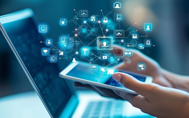 Notebook und Tablet zeigen eine virtuelle Wolke aus verschiedenen Icons, die unterschiedliche Systeme symbolisieren. 