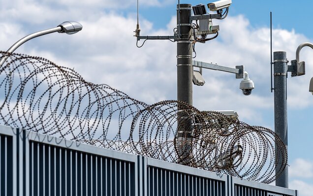 Kritische Infrastruktur KRITIS - Sicherheitszaun mit Stacheldraht und Kameras