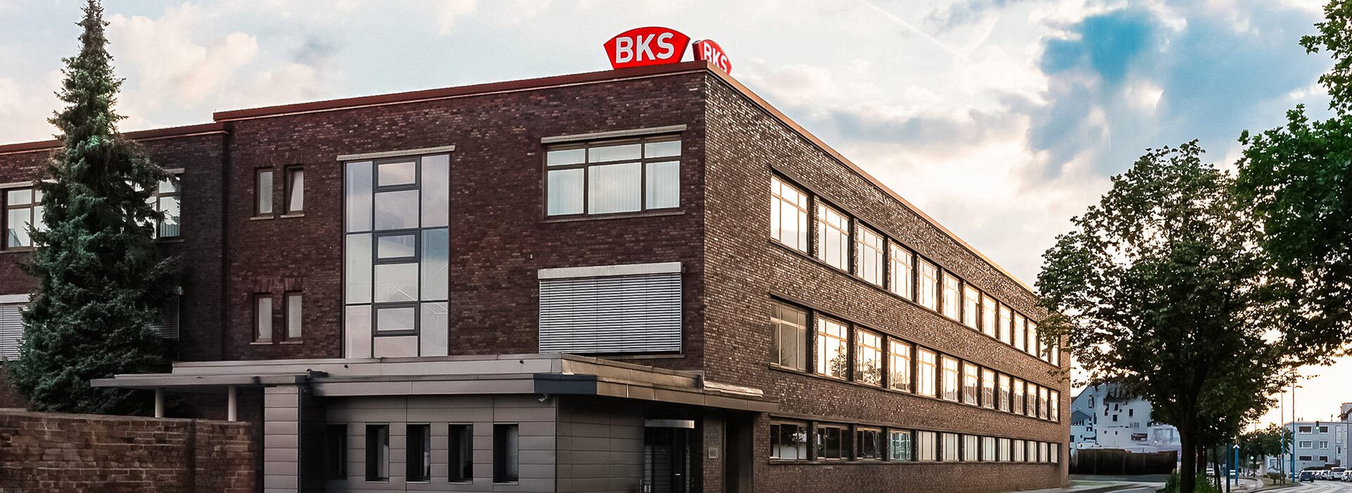 BKS Bürogebäude mit BKS Logo und Bäumen in Velbert