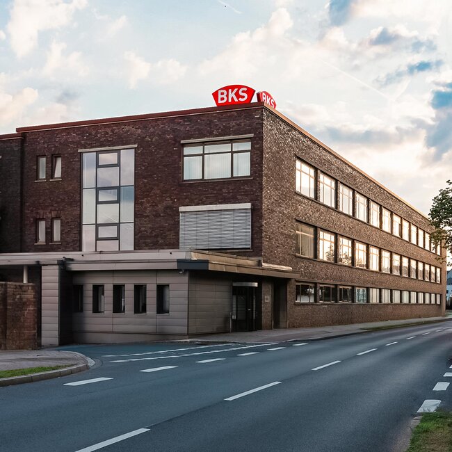 BKS Firmengebäude BKS Gebäude mit Logo und Fensterfront