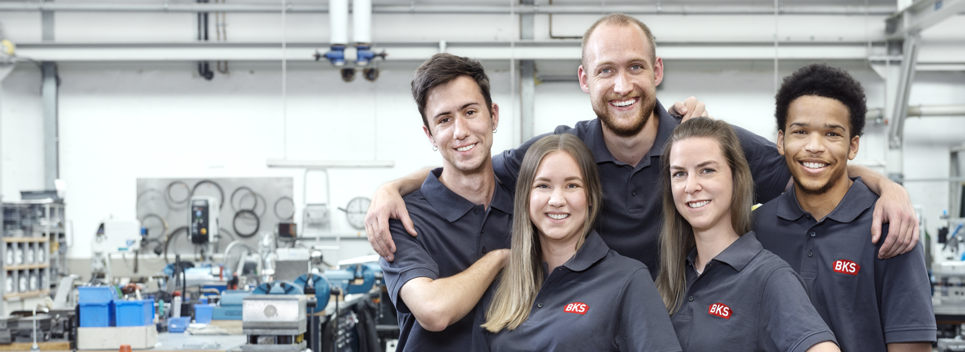 BKS Team in Werkstatt mit Poloshirts