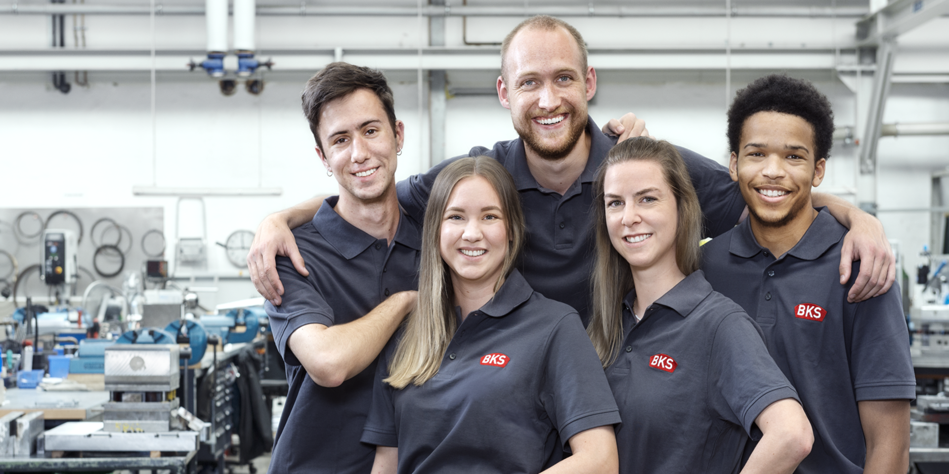 BKS Team in Werkstatt mit Poloshirts
