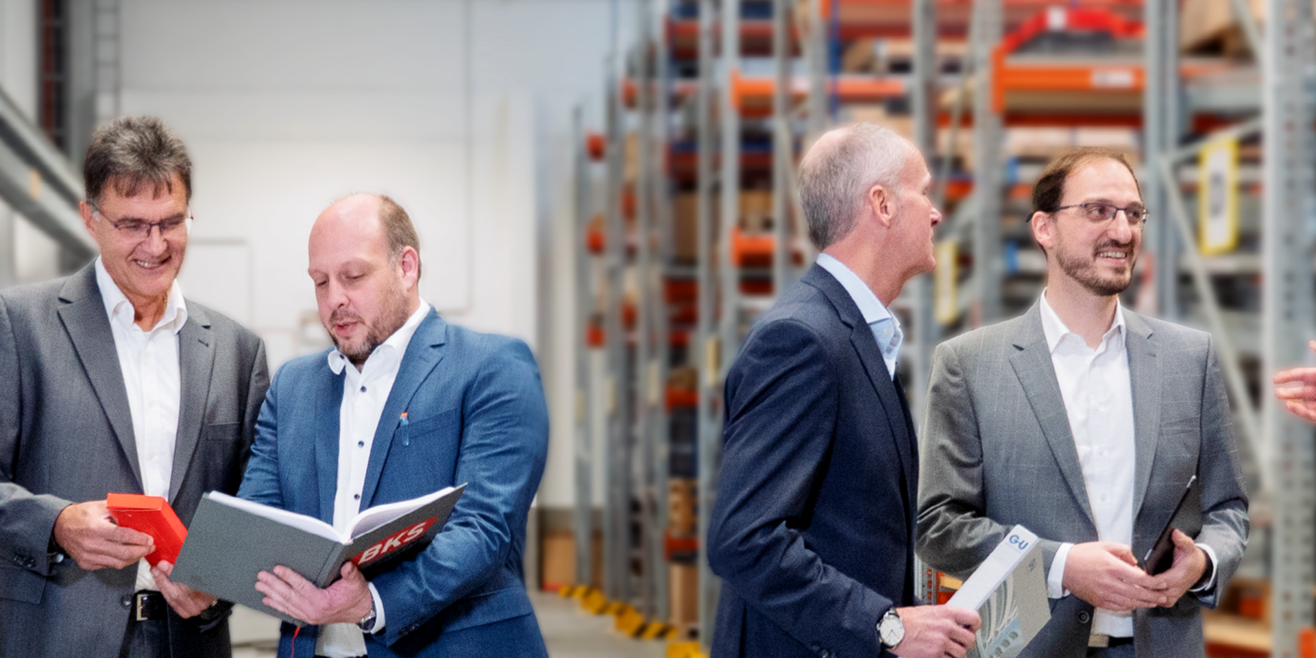 Geschäftstreffen im Lager mit Dokumenten