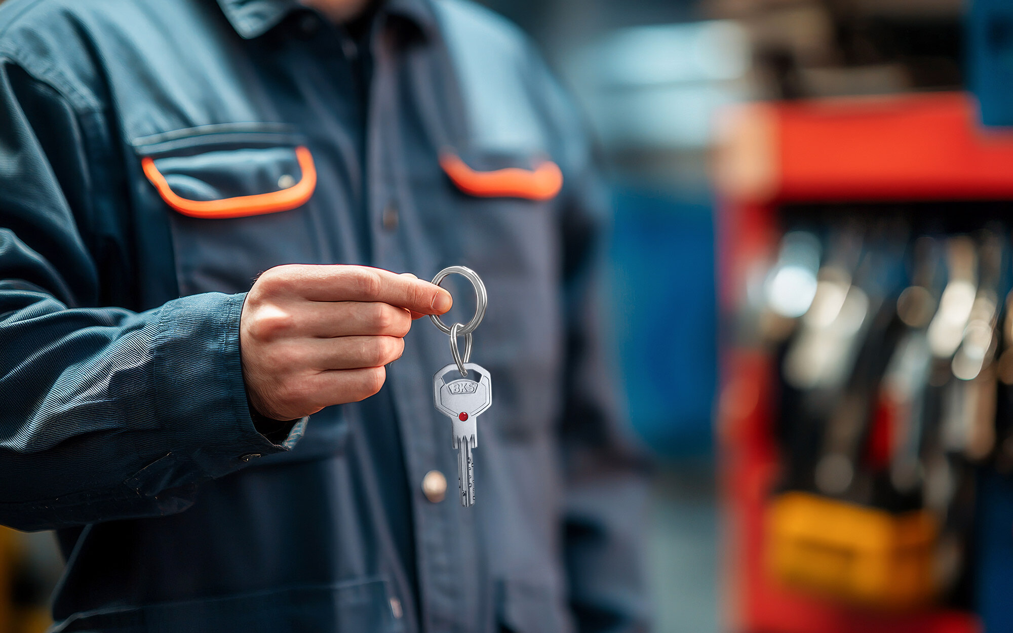 Handwerker mit BKS-Schlüssel in der Werkstatt