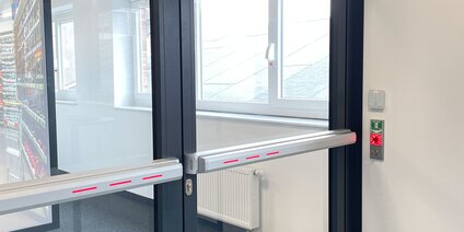 Notausgangstür mit Panikstange und Fluchtwegsignal von BKS