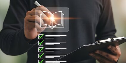 Person füllt digitale Checkliste mit offenem Buchsymbol aus