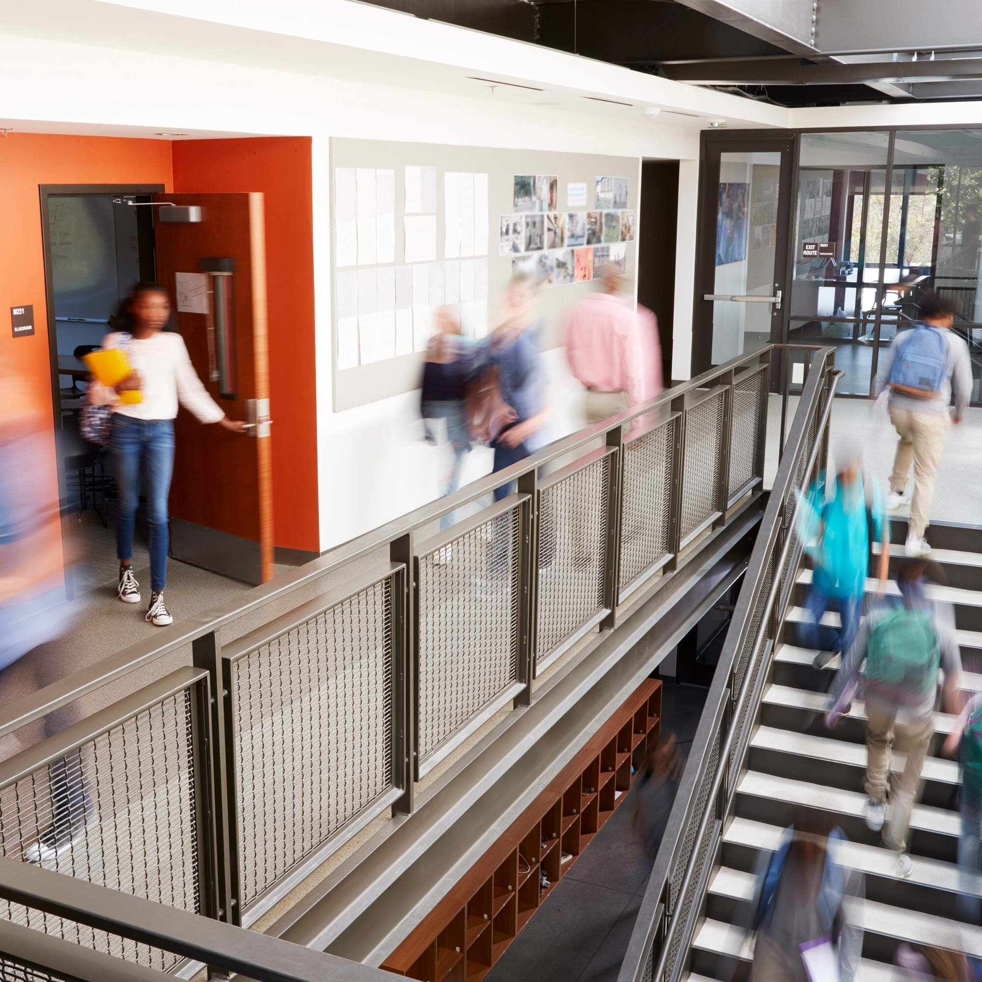 Schüler im Treppenhaus einer modernen Schule