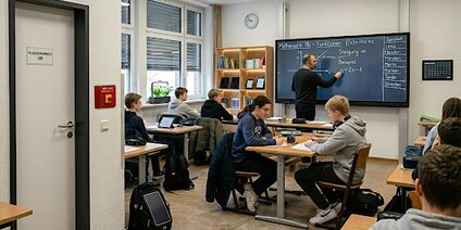Klassenraum mit Eingangstüre und Notschalter während des Unterrichts