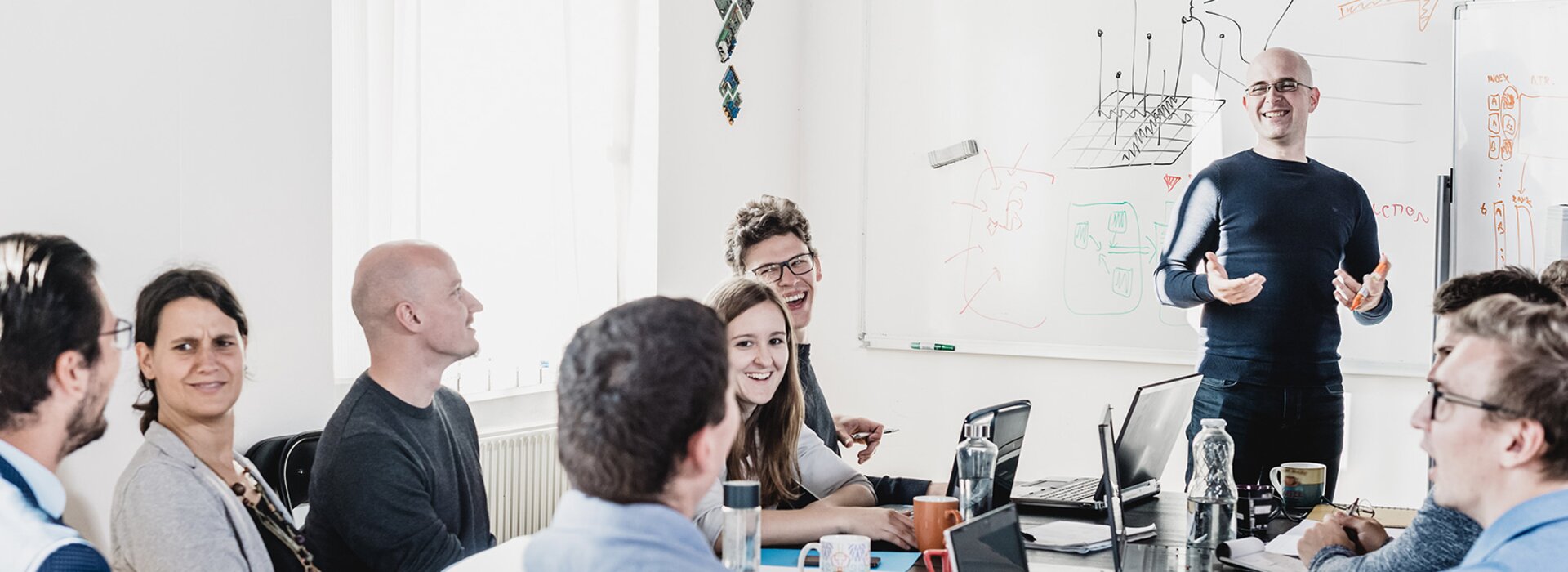 Team bei einem Seminar oder Schulung mit Whiteboard