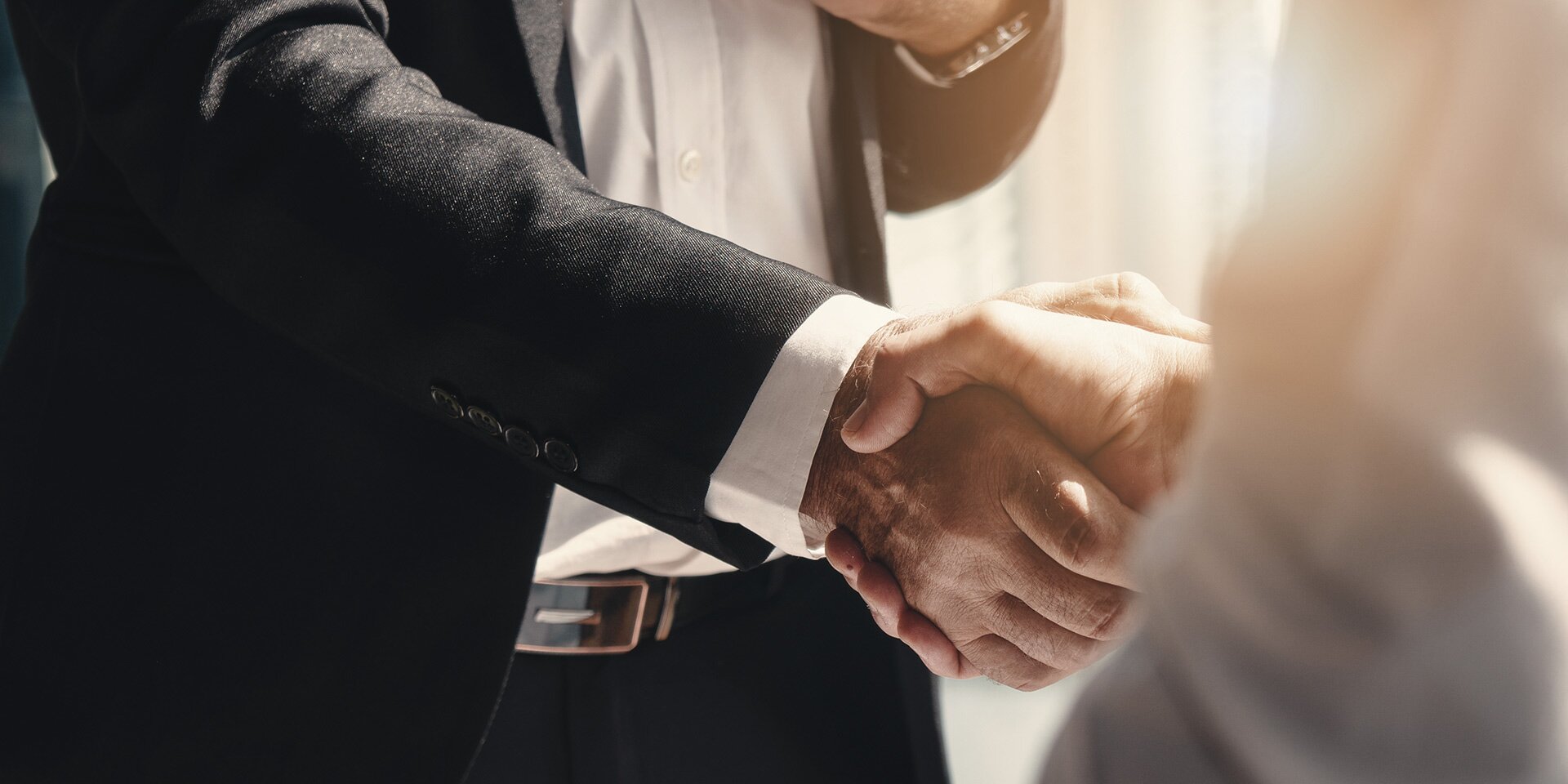 Fester Händedruck zweier Geschäftsleute