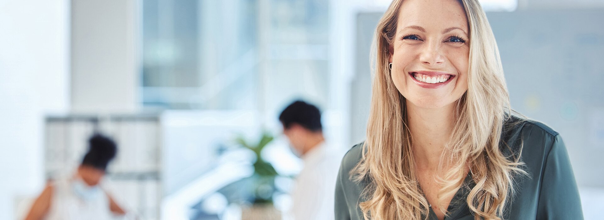 Frau mit blonden Haaren im Büro