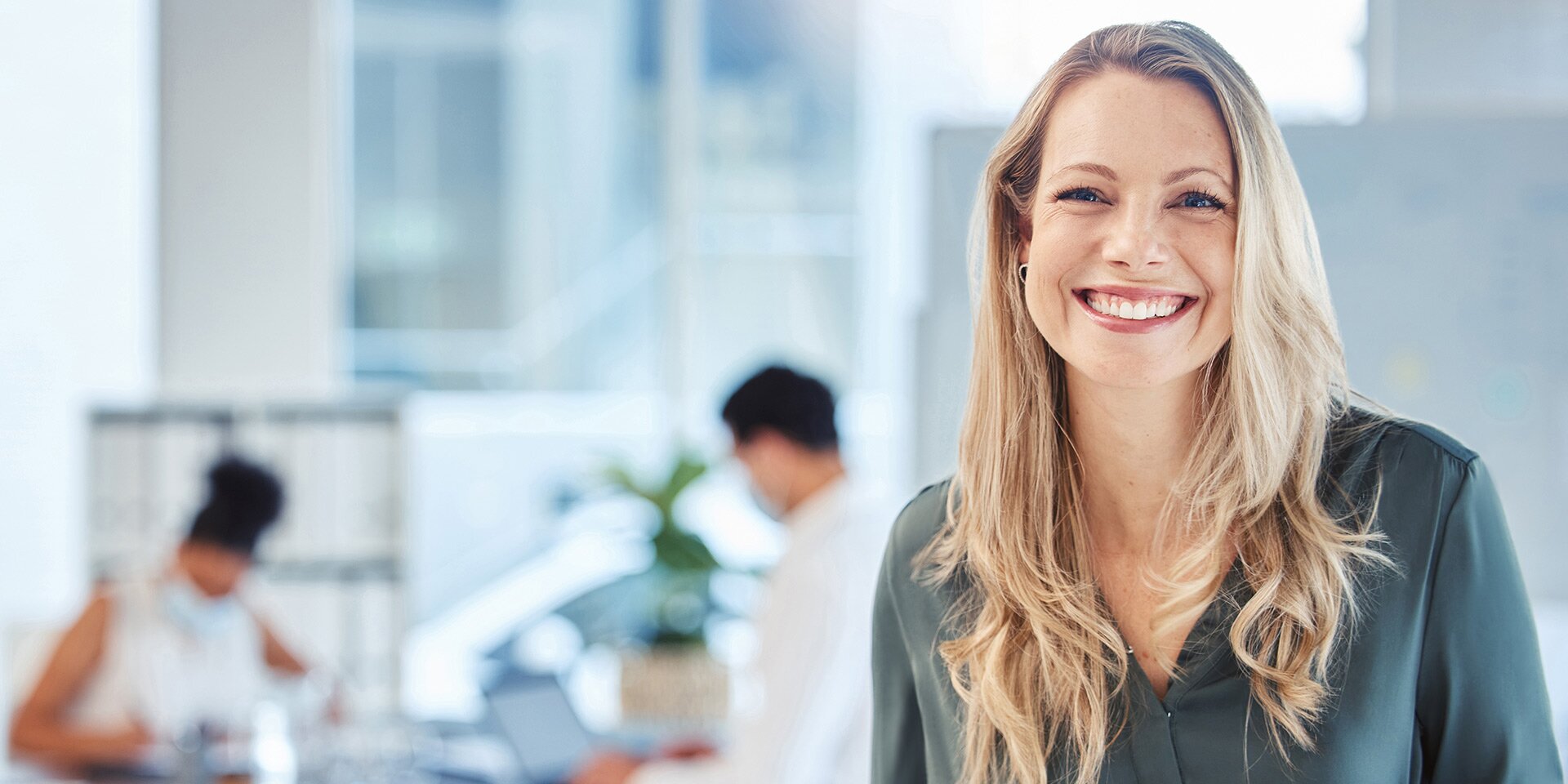 Frau mit blonden Haaren im Büro