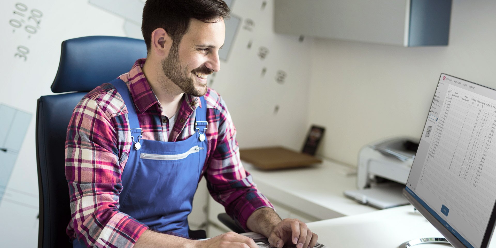 Mitarbeiter Sicherheitsfachgeschäft am Computer mit BKS Bestellsoftware