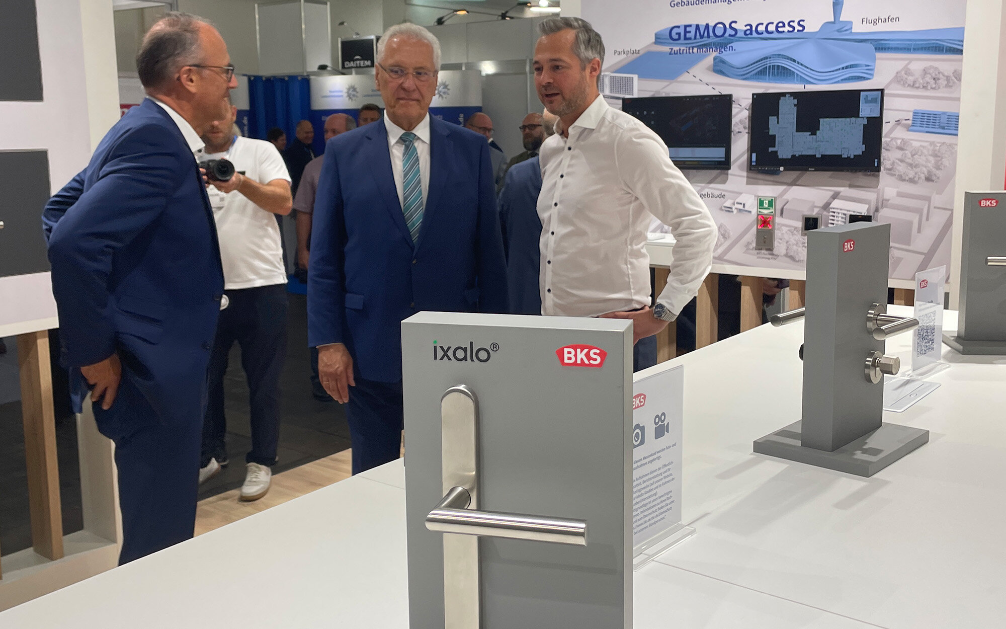 BKS ixalo pro Türbeschläge auf der SicherheitsExpo München - der Bayerische Innenminister Joachim Herrmann überzeugt sich von den Lösungen von BKS