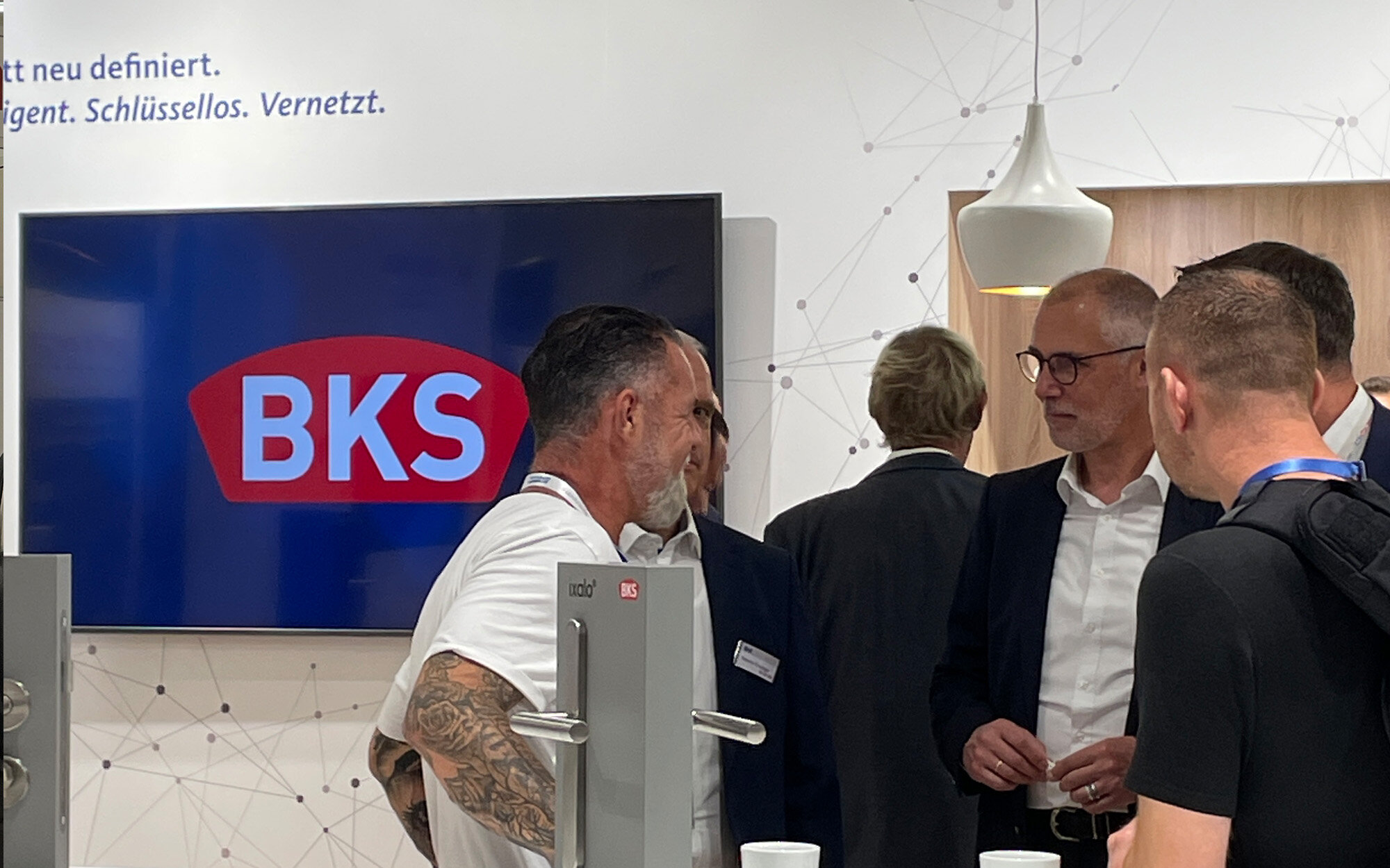 BKS Messestand auf der SicherheitsExpo München mit Türgriff-Präsentation
