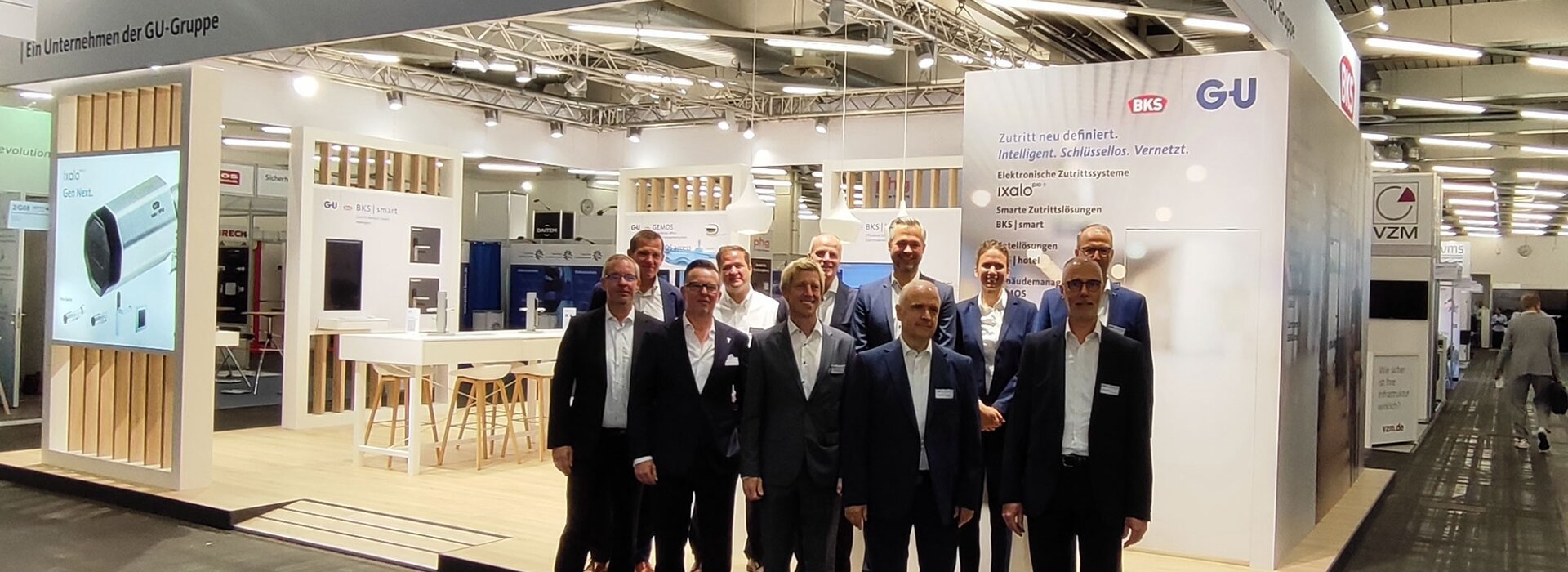 BKS Messestand mit Team und Produkten