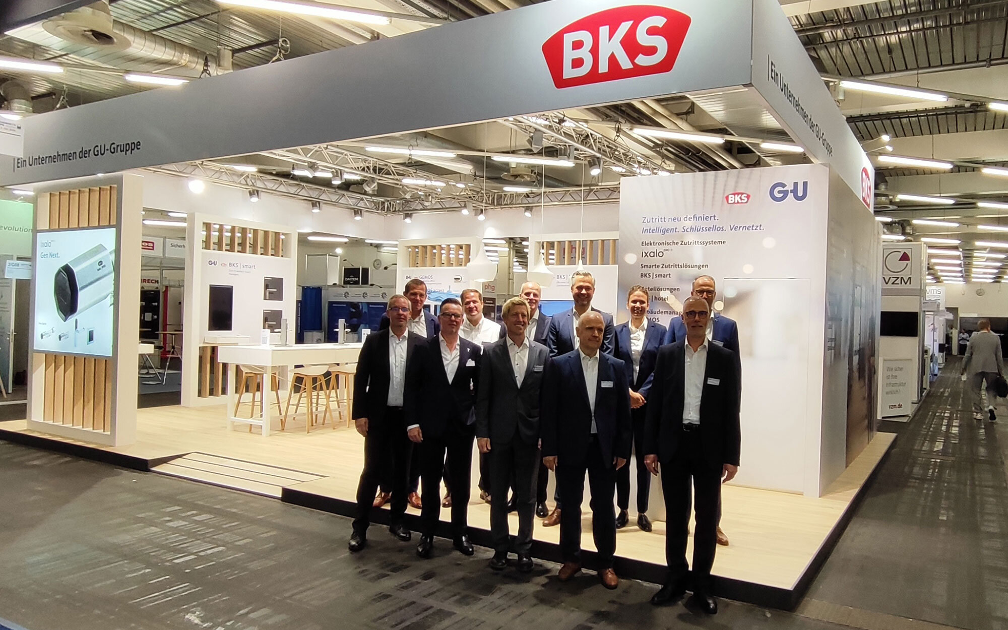 BKS Messestand mit Team und Produkten