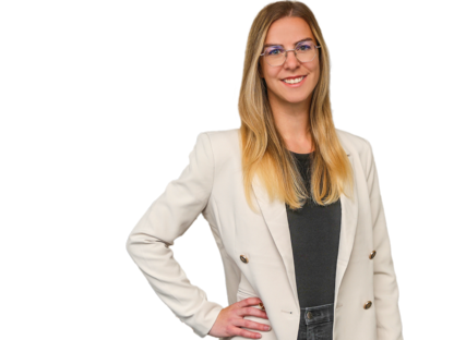 Frau im weißen Sakko vor schwarzem Hintergrund