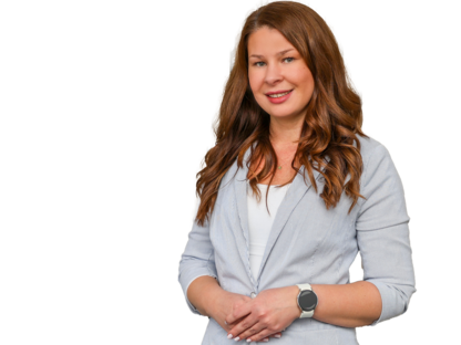 Frau trägt Blazer und Smartwatch