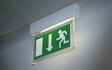 Beleuchtetes Fluchtwegschild mit Pfeil
