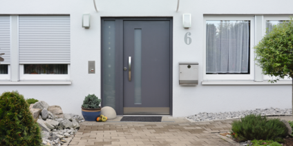 Hausfassade eines Einfamilienhauses mit Blick auf die Hauseingangstür