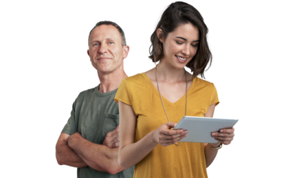 Frau mit Tablet und Mann stehend