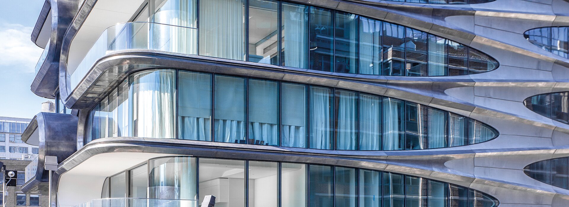 organische Glasfassade modernes Gebäude