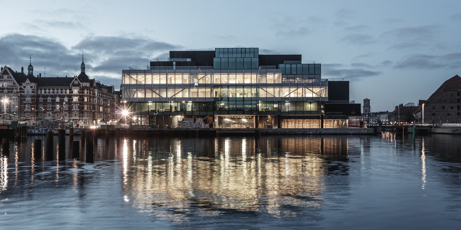 Modernes Gebäude mit Glasfassade bei Abend