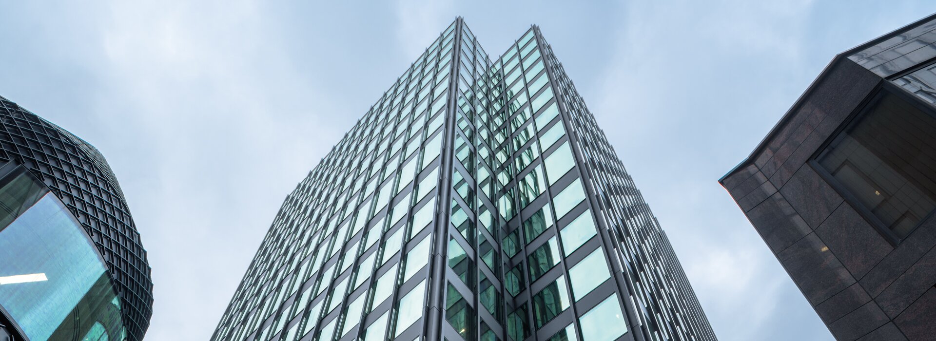 Moderne gläserne Bürohochhäuser im Fokus