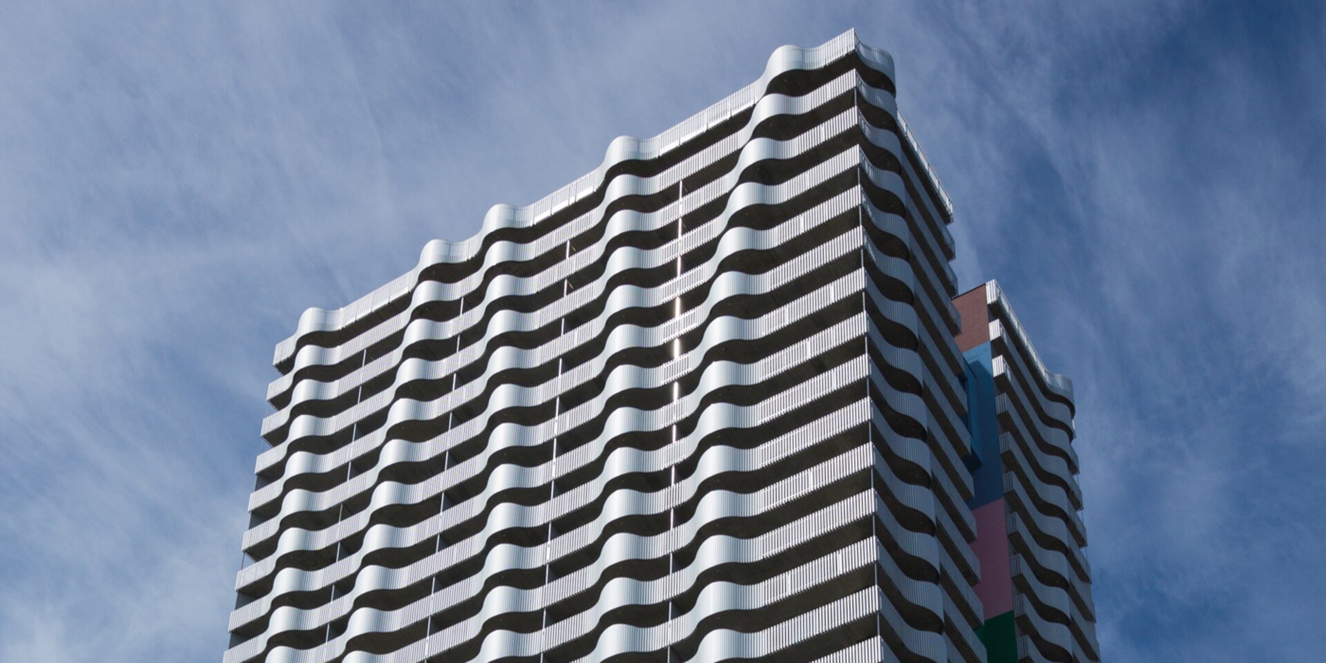 Hochhaus mit wellenförmigen Balkonen