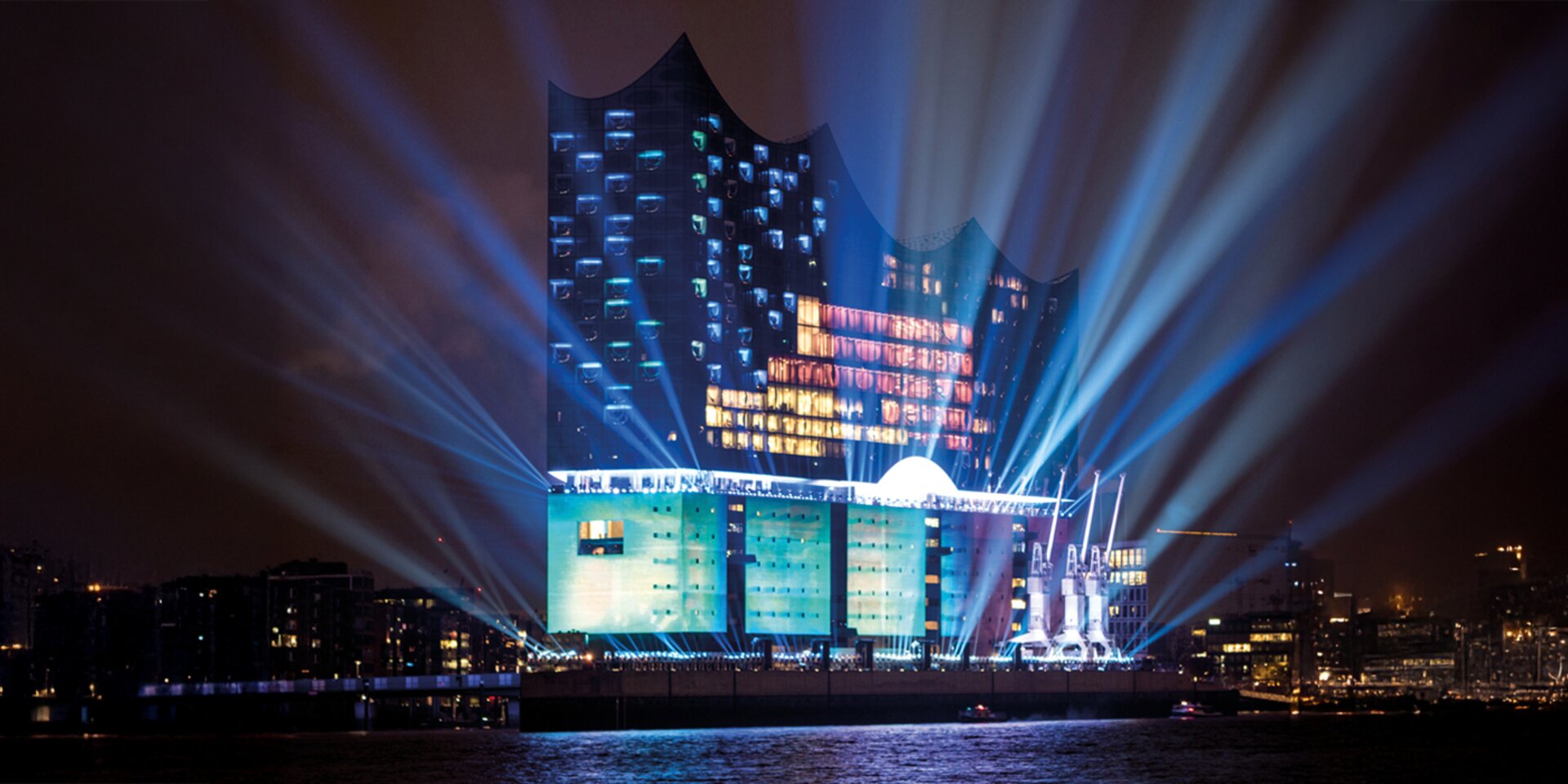 Elbphilharmonie mit beeindruckender Lichtinstallation