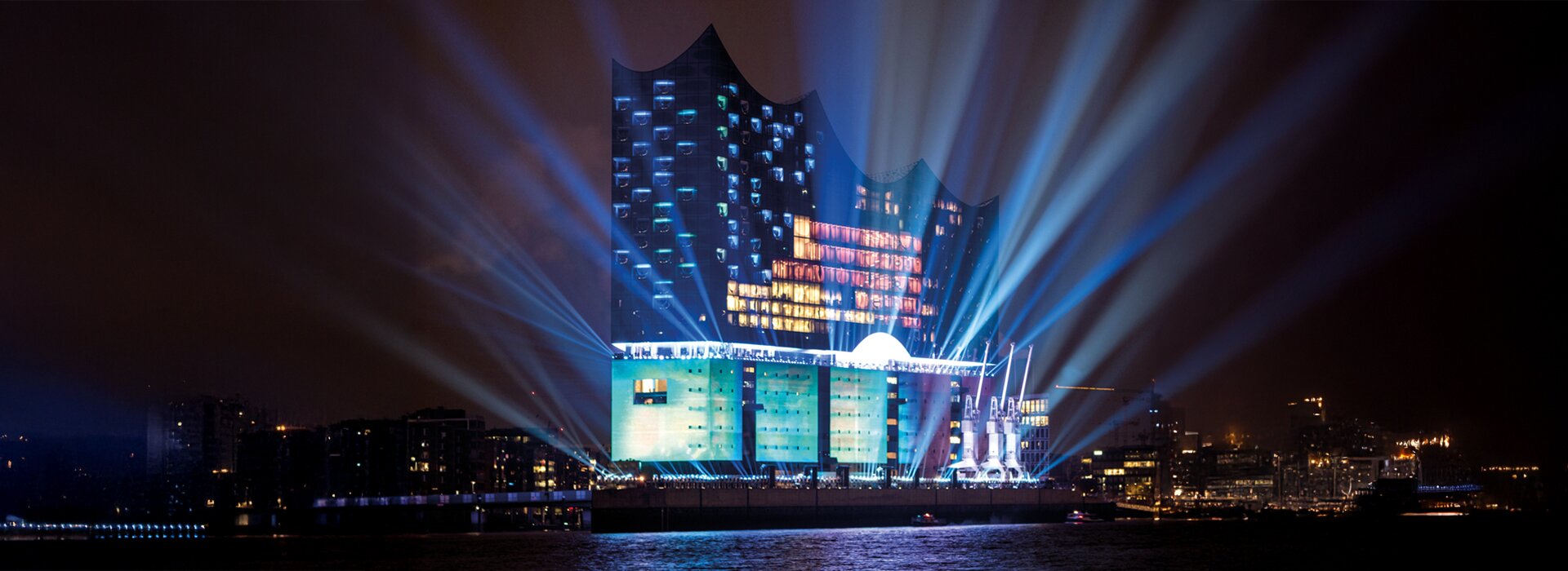 Elbphilharmonie mit beeindruckender Lichtinstallation
