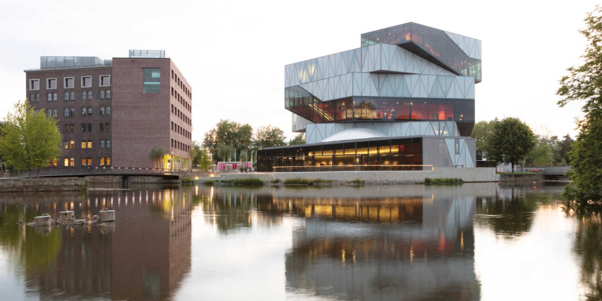 Gebäude mit Wasserspiegelung und Beleuchtung