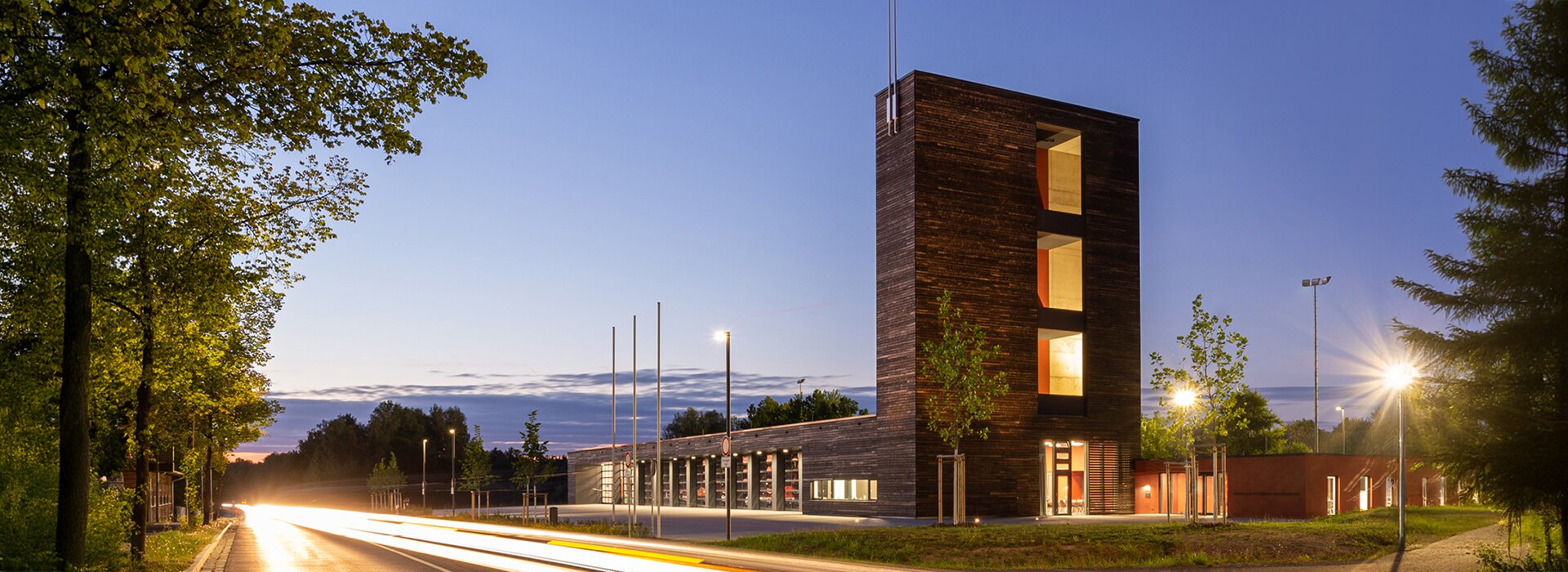 Feuerwehrhaus und Übungsturm bei Abenddämmerung