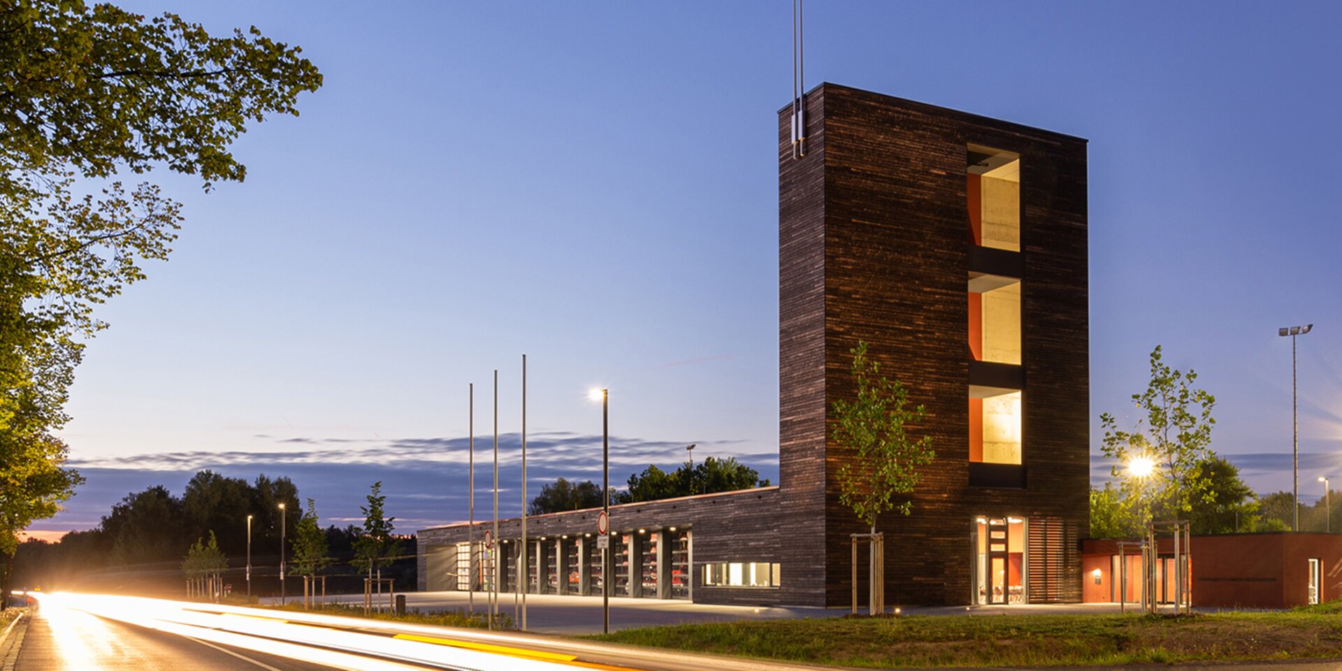 Feuerwehrhaus und Übungsturm bei Abenddämmerung