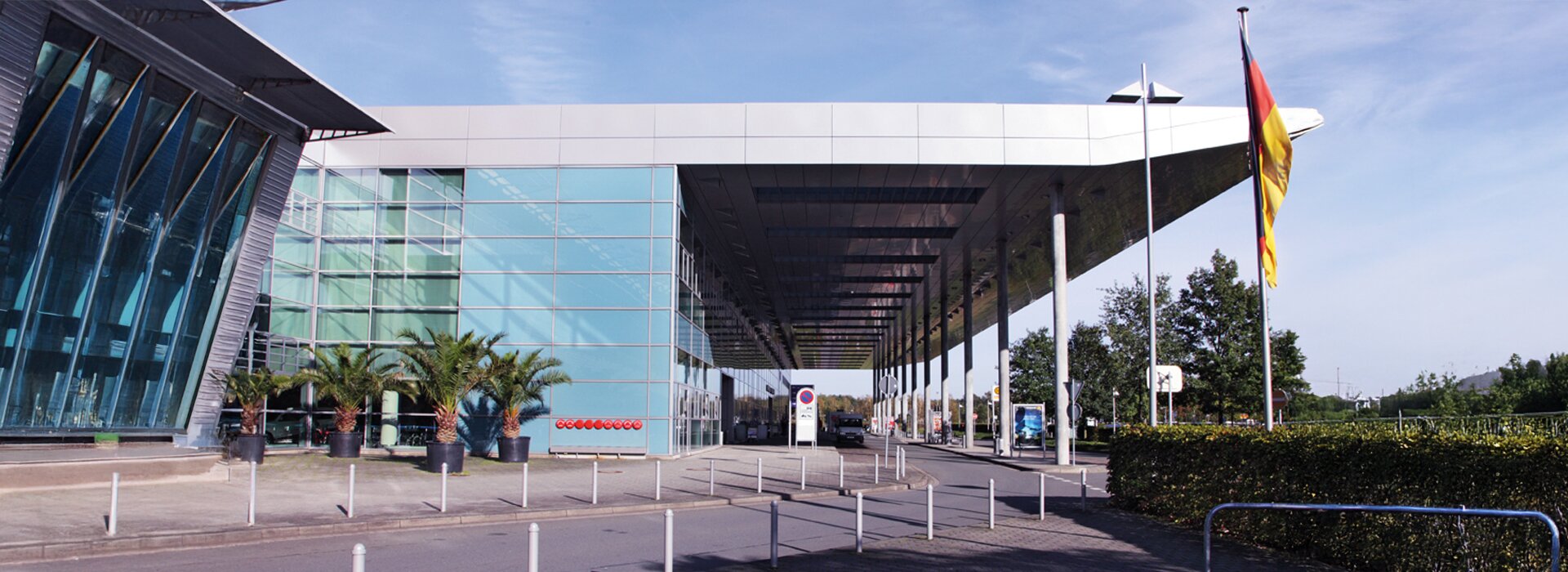 Moderne Eingangshalle mit Glasfassade