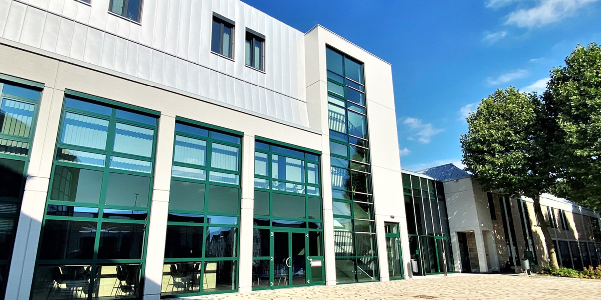 Bürogebäude mit grünen Fensterfronten