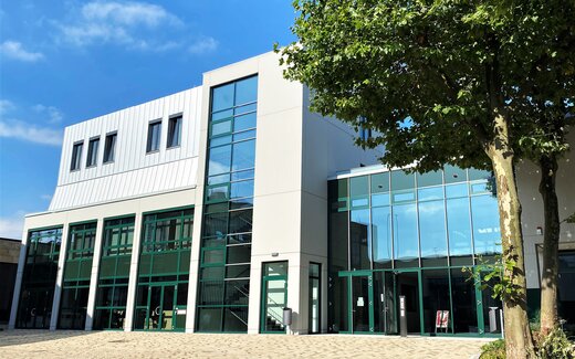 Modernes Bürogebäude mit Glasfassade