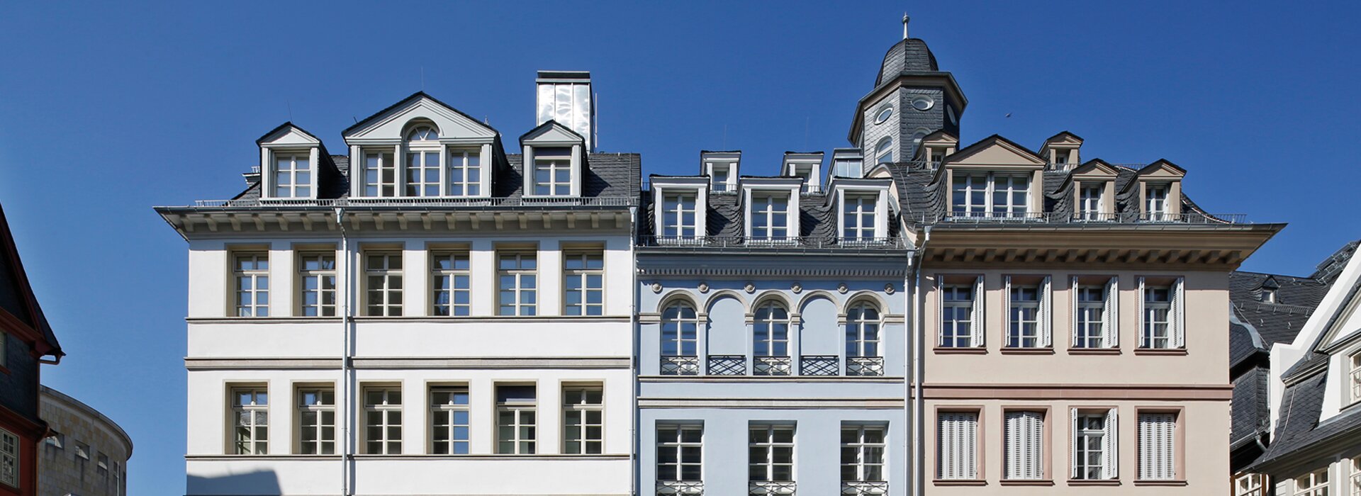 Historische Gebäude mit Brunnen und Figur