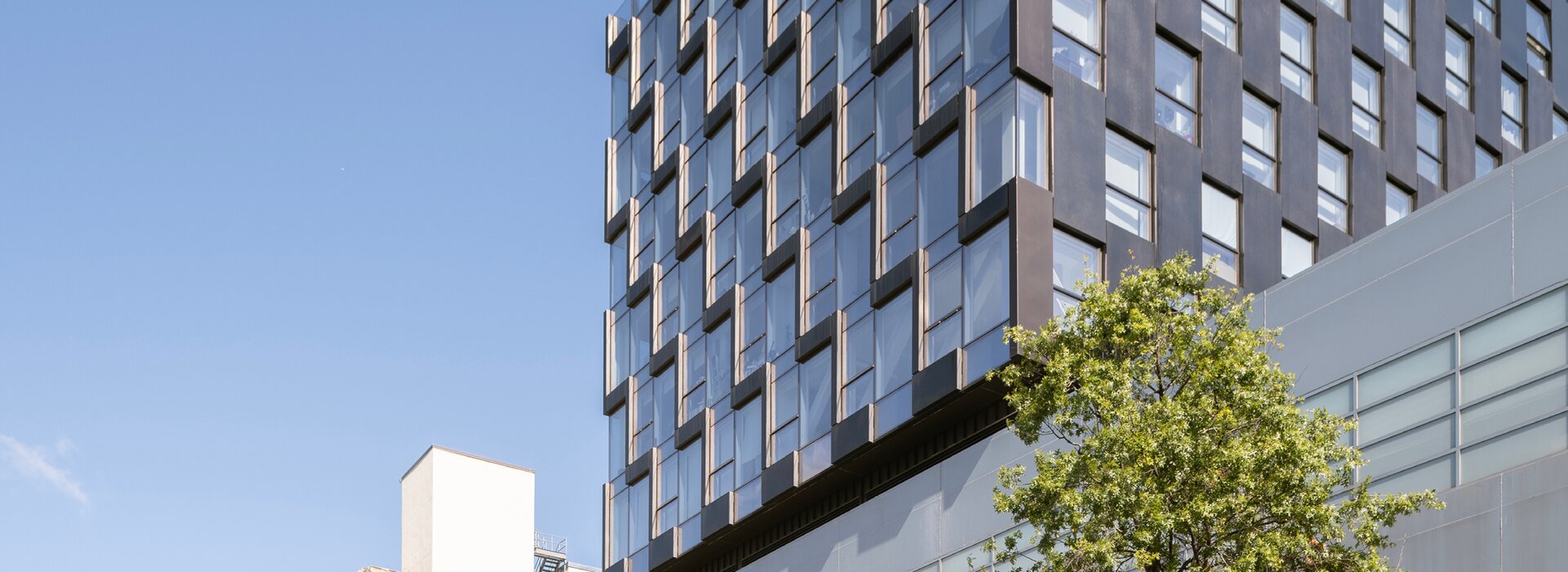 Modernes Hochhaus bei klarem Himmel