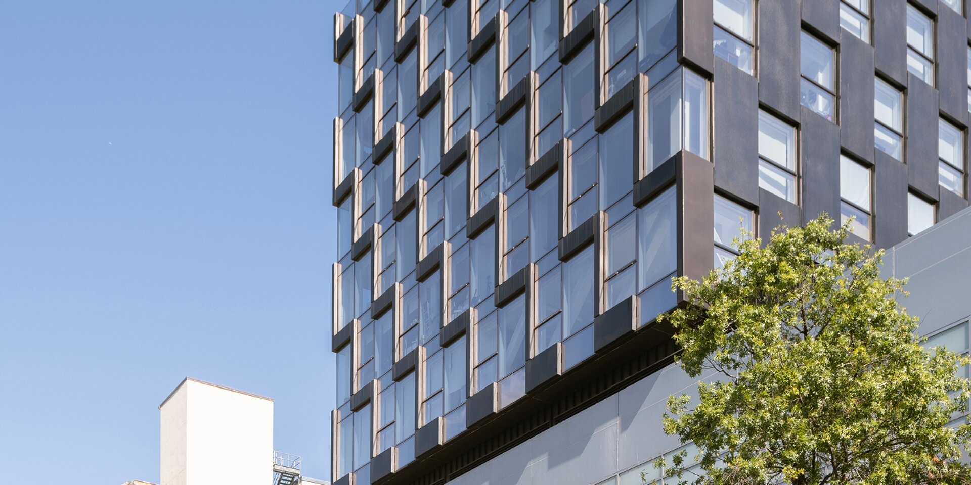 Modernes Hochhaus bei klarem Himmel