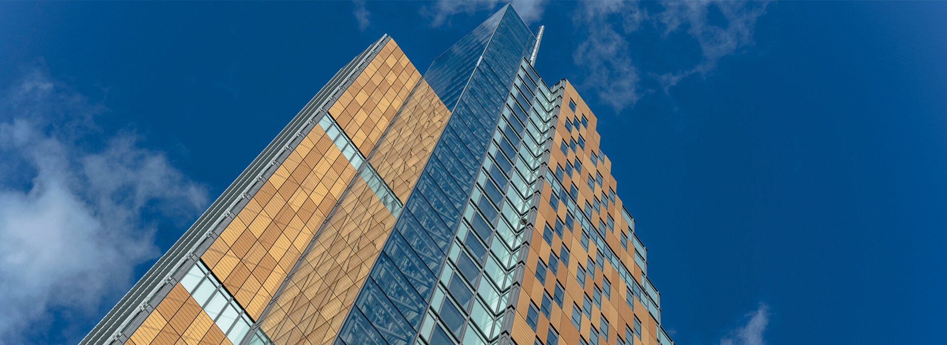 Fassade mit Glas und Ziegelsteinen