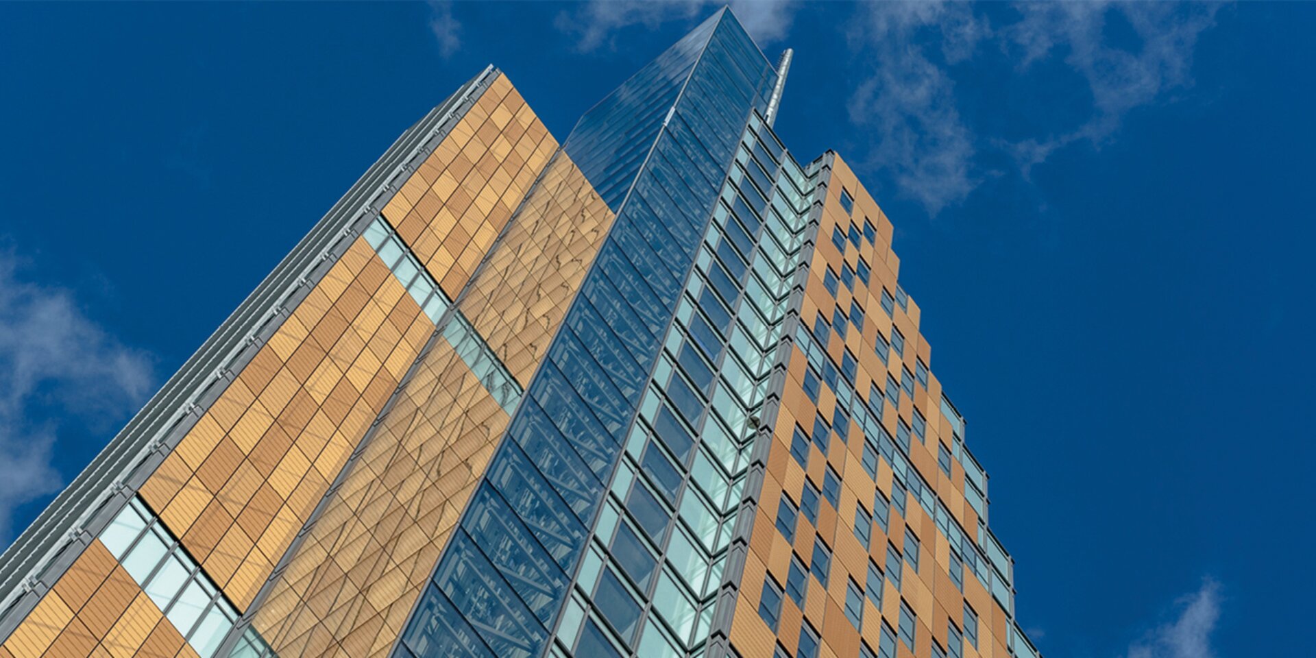 Fassade mit Glas und Ziegelsteinen