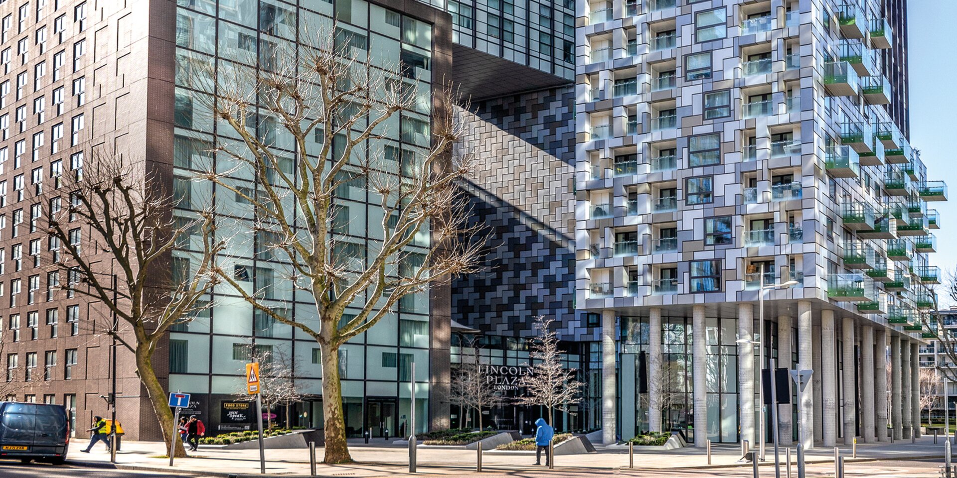 Modernes Hochhaus mit Glasbalkonen