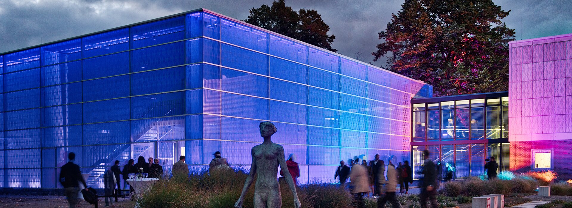Modernes Gebäude mit blauer Beleuchtung