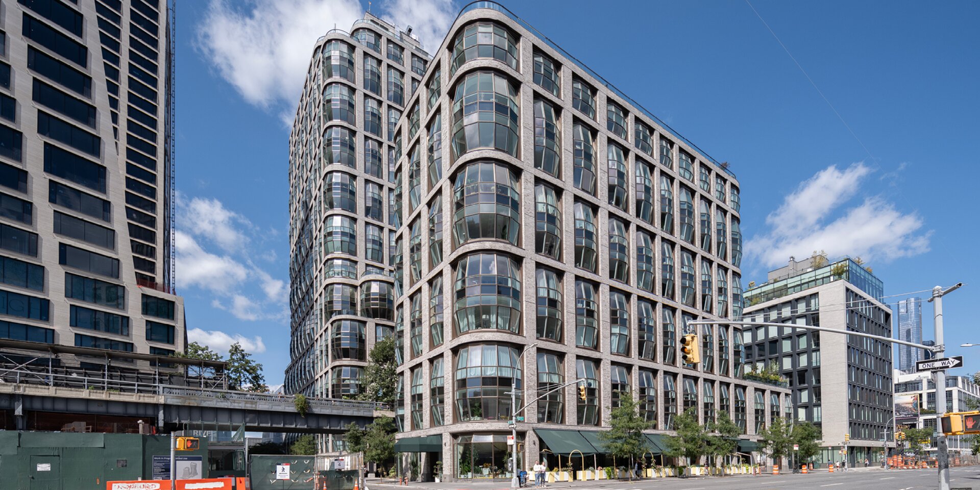 Modernes Wohn- und Geschäftsgebäude mit Fensterfronten