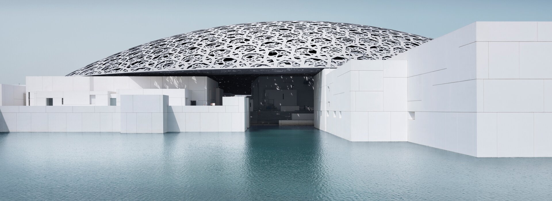 Louvre Abu Dhabi Museum mit Wasserbecken