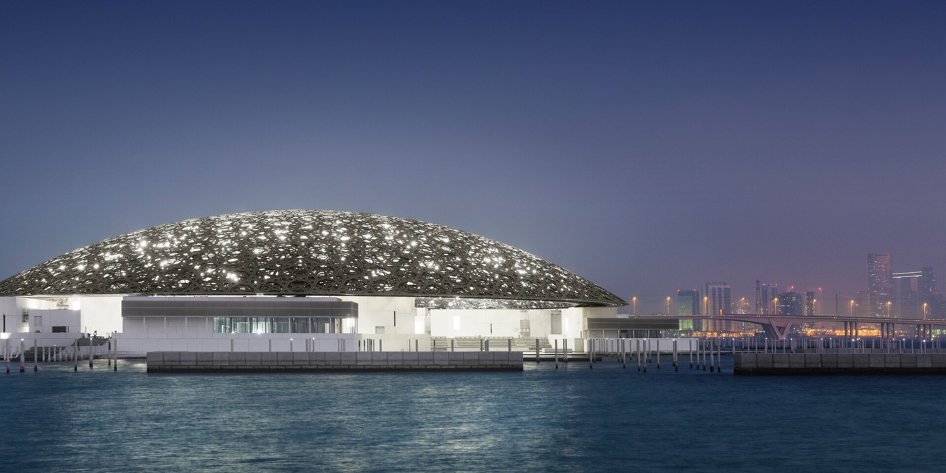 Louvre Abu Dhabi Museum beleuchtete Kuppel